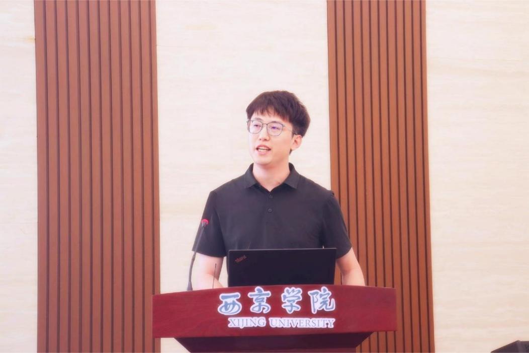 教师发展中心副主任黄鹏飞